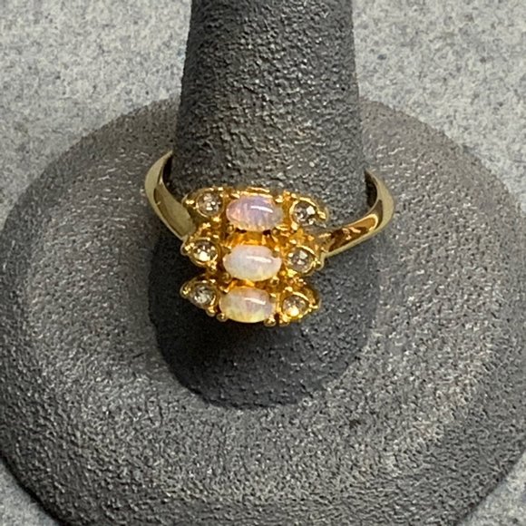 Avon Ring Size 8 Gold Triple Opal Iridescent Rhinestone Vintage Retro Bling Glam - Picture 1 of 5